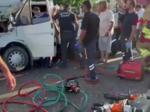 Manisada kamyonet tira girdi 1i agir 2 yarali i6bTSC75