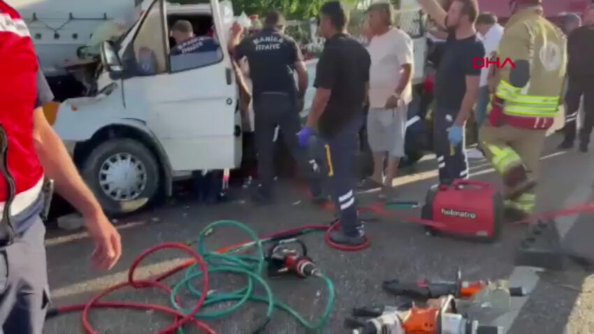 Manisada kamyonet tira girdi 1i agir 2 yarali i6bTSC75